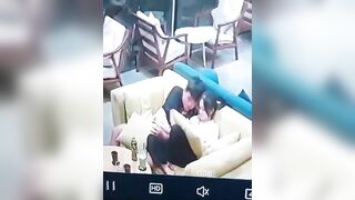 Học sinh BJ ngay tại trong tiệm trà sữa,  bây giờ các bé liều thật