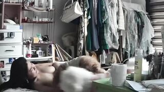 Em gái 18 tuổi ngủ trần chuồng trong phòng, mặc cho thú cưng liếm vú liếm lồn.