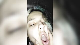 Tranh thủ vợ ngủ bố dượng bắt con gái sang phòg bú lút cán r đụ bắn tinh lên đầy ngực