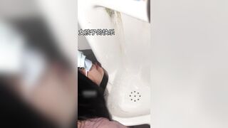 Huấn luyện 2 con chó cái dâm đãng bắt liếm làm sạch nhà vệ sinh nam và bú lồn