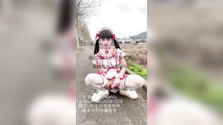 Em loli bím múp cực dâm cosplay ra ngồi giữa đường móc lồn sướng quá đái như xả lũ
