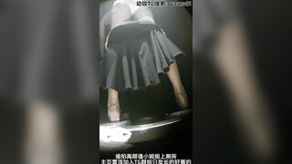 Lắp cam quay lén trg nhà vệ sinh quán quay lén e teen mông to tròn trắng múp đi đái