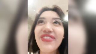 Em teen bím múp vú ngon cực xinh ra nhà vệ sinh quán live móc lồn public siêu dâm p4
