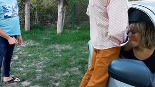 Chở vợ dâm ra đường gạ người lạ cho bú cu vừa bú vừa móc cực dâm