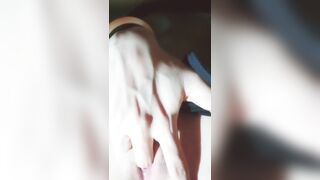 Đêm hôm khó ngủ bé lén mẹ nằm bên dậy làm nháyyyyyyy