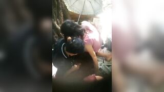 Đôi bạn trẻ rủ nhau vào rừng rồi mà vẫn bị quay lén