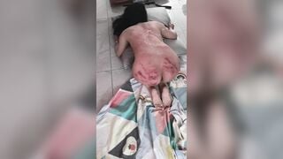 1 cô gái trong khu tự trị bị đánh do không đụ theo ý tuổi nó.