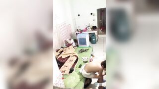 Trèo tường quay lén e sinh viên vú bự ở siêu bừa bộn,thế mà xém bị em bắt đc