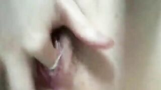 Em học sinh thủ dâm trong nhà vệ sinh