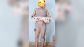 U40 mà em còn ngon quá thay đồ tập thể dục em không mặc đồ lót còn gạ anh