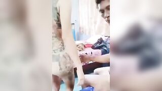 Ông chú họ chết vợ nên đứa cháu gái thương nên cho ông chú đụ miết.