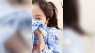 Cháu vợ show cho bạn trai nó nè dễ thương hen mấy ông