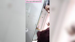 Quay lén em hàng xóm tắm người nhỏ nhắn mà vú to cực ngon