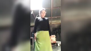 Cháu trai 17 tuổi xin dì họ đụ, dì thấy thương cũng cho nó đụ.