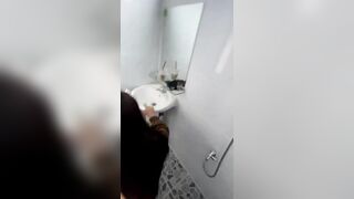 Đi du lịch chồng thì ở ngoài đợi vợ thì ở trong toilet bị thằng khác đụ, cảm giác cay