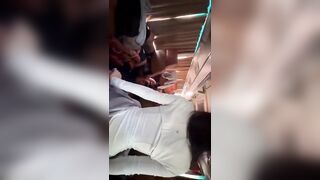 Đi xe bus mà nứng quá thì phải làm sao, địt luôn trên xe chứ sao
