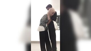 Móc lồn con bạn thân trong lớp học tý thì phụt nước