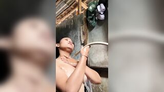 Gái dâm vừa tắm vừa móc lồn thủ dâm