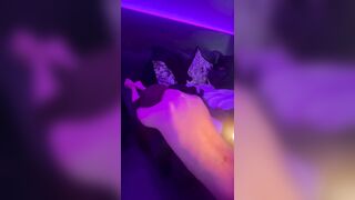 Em sugar baby thích bạo dâm bdsm nhỏ sáp nên vào người