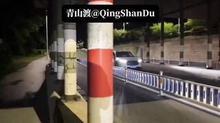 Khi đi đường đêm, gặp rừng cây nhỏ thì không妨 đa nhìn thêm chút, có thể có bất ngờ😌