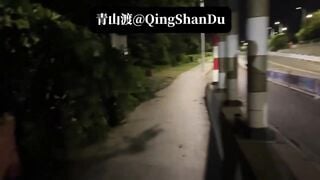 Khi đi đường đêm, gặp rừng cây nhỏ thì không妨 đa nhìn thêm chút, có thể có bất ngờ😌