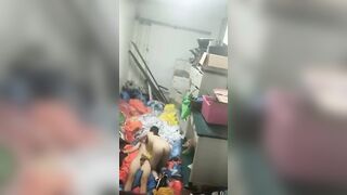 Quay lén 2 nhân viên trốn việc lén địt nhau trong kho