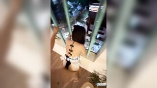 Chịch em ngoài cửa sổ