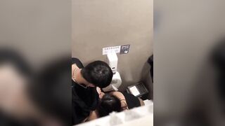 Video quay lén em sinh viên cùng bạn trai trong nhà vệ sinh trung tâm thương mại