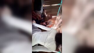 Bọn trẻ giờ bạo quá chịch public ngay trên xe khách