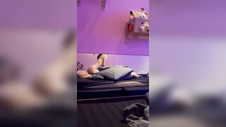 Khi ngủ chung cùng cô bạn thân