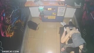 hai em học sinh hàn chịch nhau luôn trong phòng hát