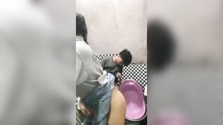 Hai chịiem sinh đôi lúc nào cũng nào cũng thân thiết với nhau, kể cả lúc hai đứa dậy
