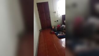 Khổ thân ông chú muốn đụ vợ của mình còn phải mệt mỏi canh chừng thằng cháu.