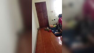 Khổ thân ông chú muốn đụ vợ của mình còn phải mệt mỏi canh chừng thằng cháu.