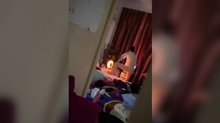 Phát hiện chị họ say mê nhiệt tình thủ dâm trong phòng.