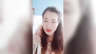 Đang nấu ăn cho cả nhà thì thằng em chồng bất ngờ lại đụ sau lưng.