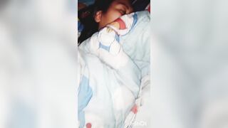 Ăn nhậu quá đà em gái bị anh họ lén đụ rồi còn quay clip làm kỉ niệm.
