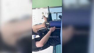 Nhân viên biến thái cạ cu vào mông khách hàng
