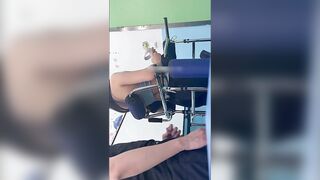 Nhân viên biến thái cạ cu vào mông khách hàng