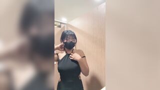 Dạo phố tranh thủ vào wc show vú cho các anh trên live xem cho đỡ vã