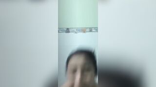 Gái teen khoe vú