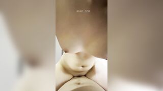 Em họ k9 kính cận cưỡi ngựa