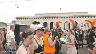 Public Bên tây, Khoả thân Khoe Vú Lồn Ở Phố đông người quay video