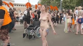 Public Bên tây, Khoả thân Khoe Vú Lồn Ở Phố đông người quay video
