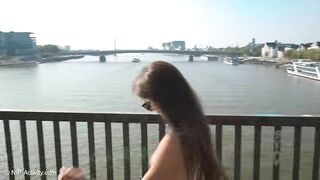 Vãi, Gái Xinh Loli mình dây, Public Khoả thân Trên cầu đông người quay video Vú Lồn