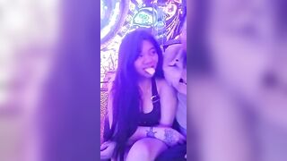 Bóp vú em nhân viên vú bự trong quán karaoke
