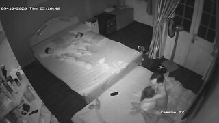 vợ chồng trẻ chịch nhau cực nứng con vợ nhiều nước ướt cả đệm