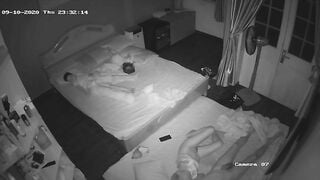 vợ chồng trẻ chịch nhau cực nứng con vợ nhiều nước ướt cả đệm