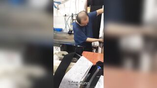 Em gái dâm thích phô hàng public vào tiệm may cởi hết quần áo ra cho ô chú già sửa đồ
