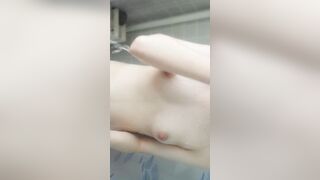 Vừa tắm vừa xoa vú cùng e vú nhỏ ti hồng
